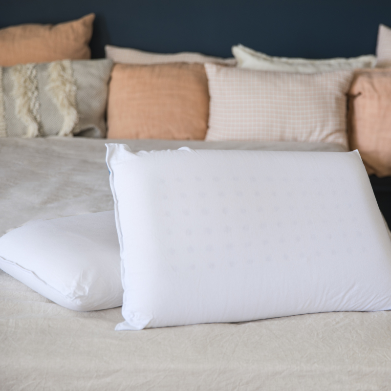 image représentant deux oreilers en latex Cosme posés sur un lit