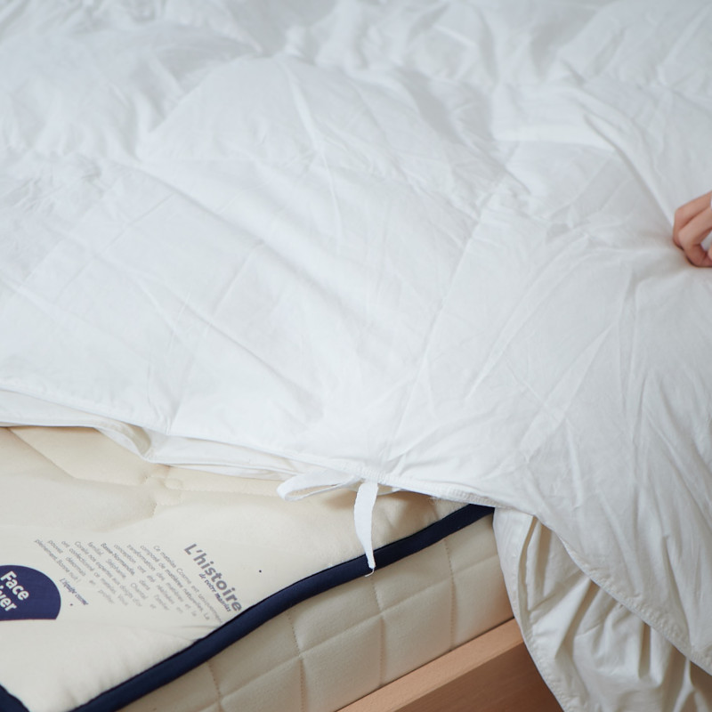 image représentant deux oreilers en latex Cosme posés sur un lit