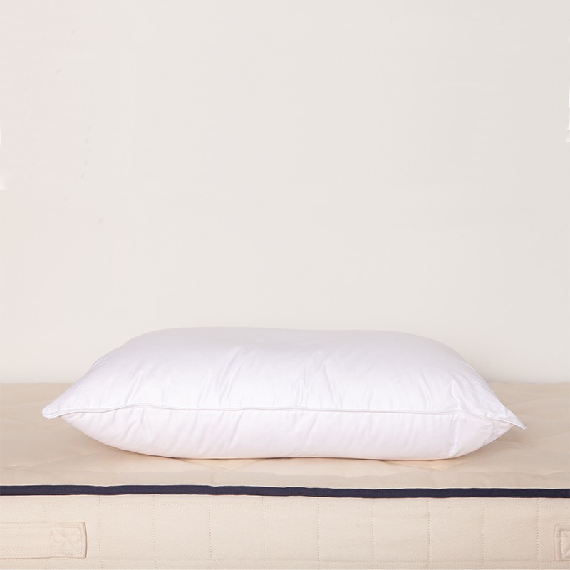 Notre oreiller ferme en plumes - composé à 70 % de plumettes de canard et 30 % de duvet