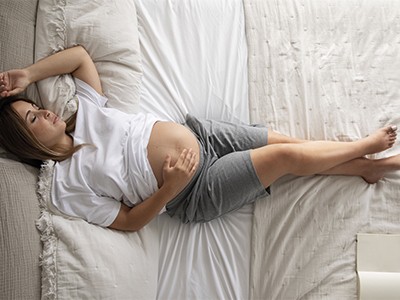 Comment dormir enceinte ? Les positions à privilégier durant le sommeil et autres conseils