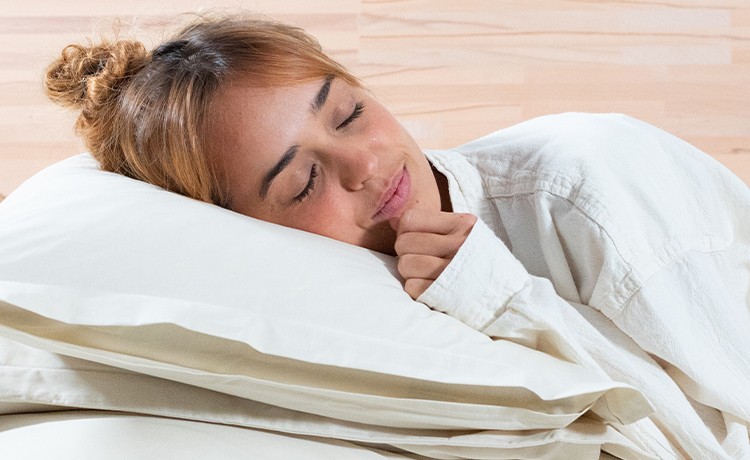 Marre de transpirer la nuit ? Voici la solution naturelle pour des nuits fraîches