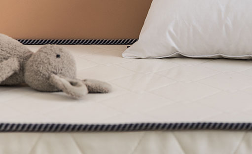 Matelas bébé avec une peluche