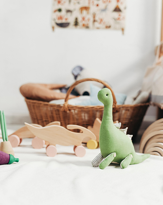 Peluche dinosaure et jouets dans une chambre de bébé