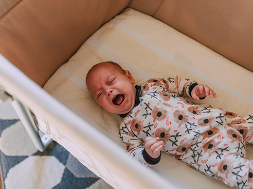 Pleurs de décharge d’un bébé allongé sur matelas latex naturel