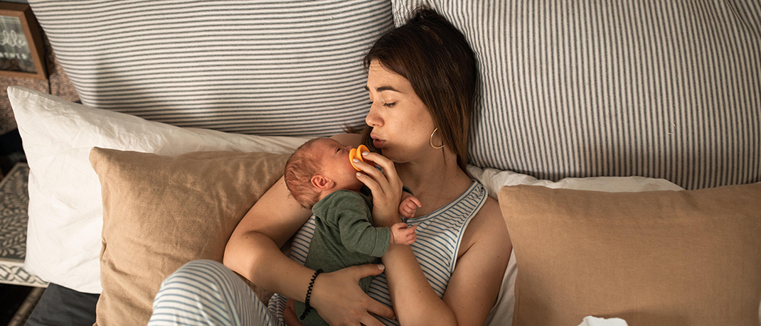 Mère qui apaise les pleurs de décharge de son bébé