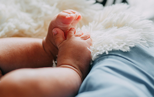 Pieds de bébé délicatement posés sur une couverture douce