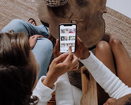 Deux femmes qui regardent Instagram sur leur téléphone portable