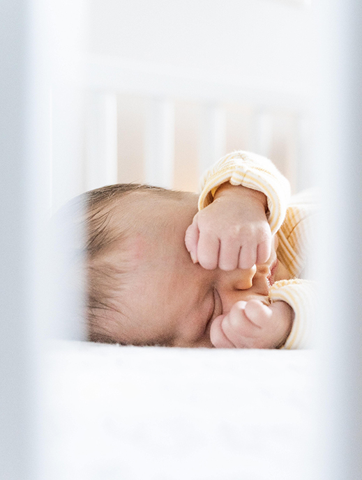 Bébé essayant de trouver le sommeil dans son lit à barreaux