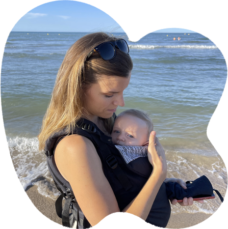 Johanna Vorgere et son bébé Noam dans les bras devant la mer 
