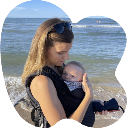 Johanna Vorgere et son bébé Noam dans les bras devant la mer