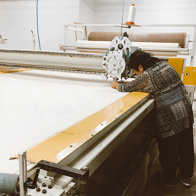 Couturière réalisant les plateaux de garnissages Cosme