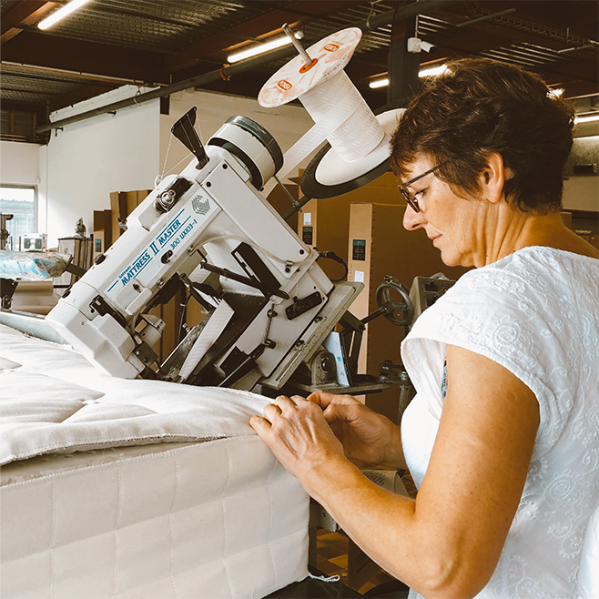 Galonnage d'un matelas naturel Cosme par Chantal, notre couturière