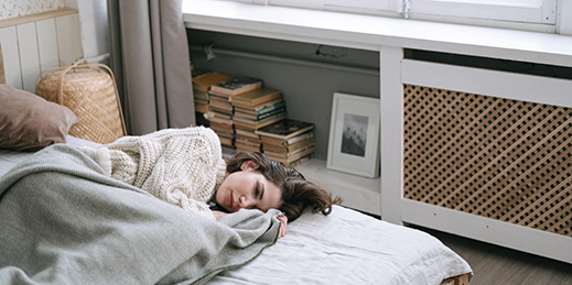 Femme endormie sur un matelas fabriqué en france dans une chambre lumineuse