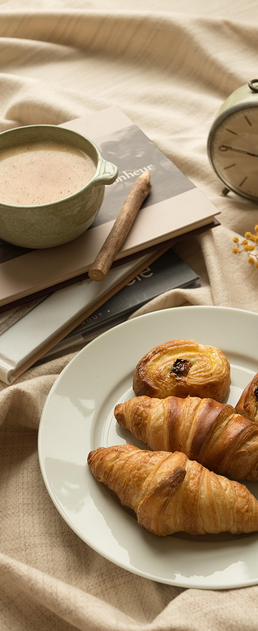 Viennoiseries et café posé sur un matelas fabriqué en France