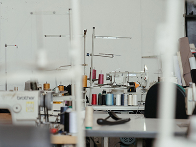 Bobines de fils de couleurs différentes dans usine de couture française