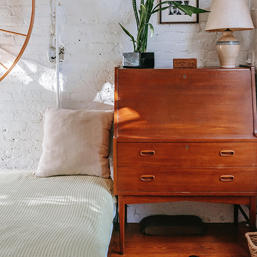 Commode en bois naturel avec un matelas en latex naturel