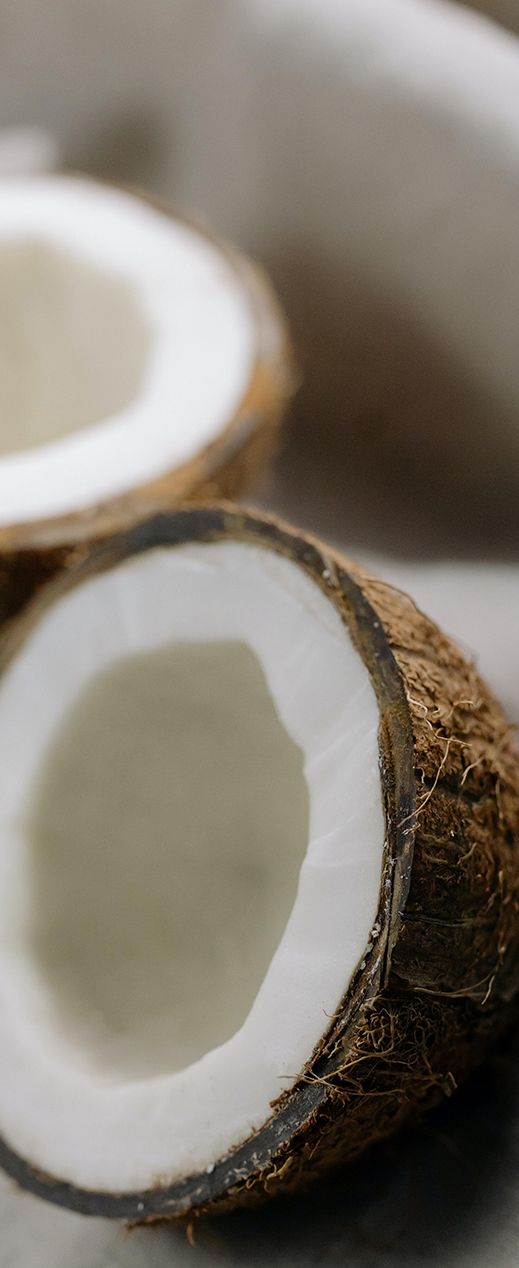 Noix de coco sur linge de lit en lin lavé de Normandie