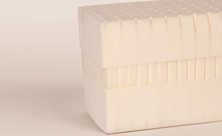 Coupe d'un matelas Cosme Literie montrant le latex naturel