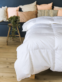 Couette Cosme, recouvrant un matelas posé sur un sommier.