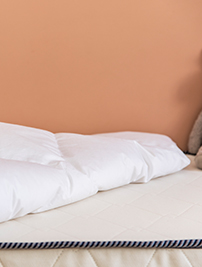 Couette Le Petit Cosme, posé sur un matelas de la même marque gamme bébé