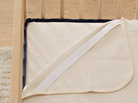 Alèse installée sur un matelas bébé naturel Le Petit Cosme
