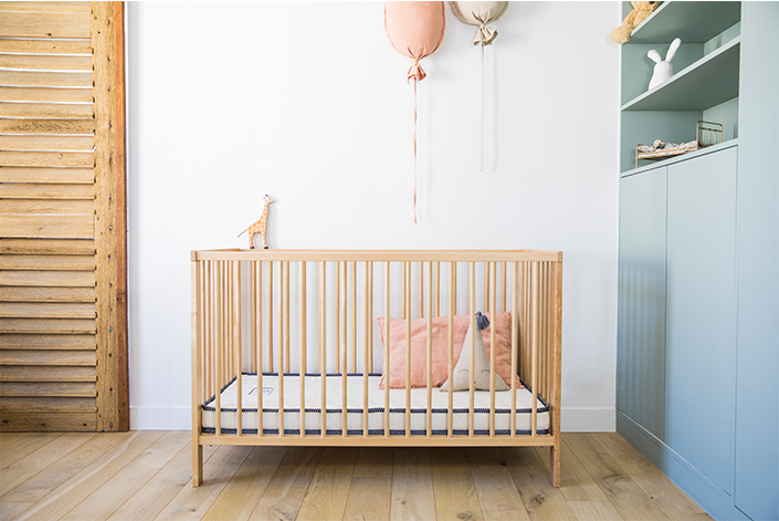 Matelas bebe Le Petit Cosme, dans un lit à barreaux, dans une chambre bébé