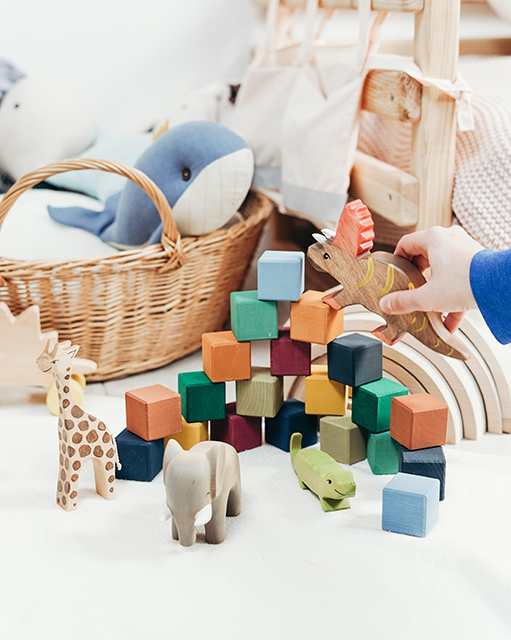 Enfant s'amusant avec des jeux