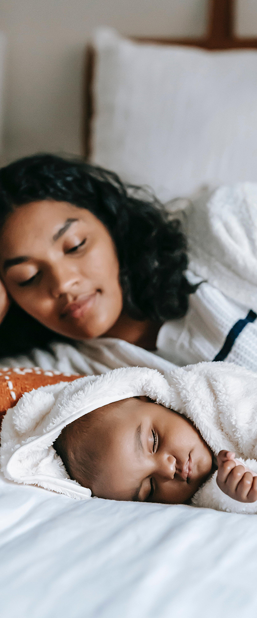 Maman regardant son bébé dormir sur son lit