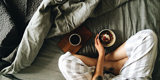 Femme qui mange un granola sur son matelas latex naturel