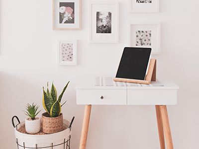 Table de chevet scandinave entouré de cadres tendances et modernes