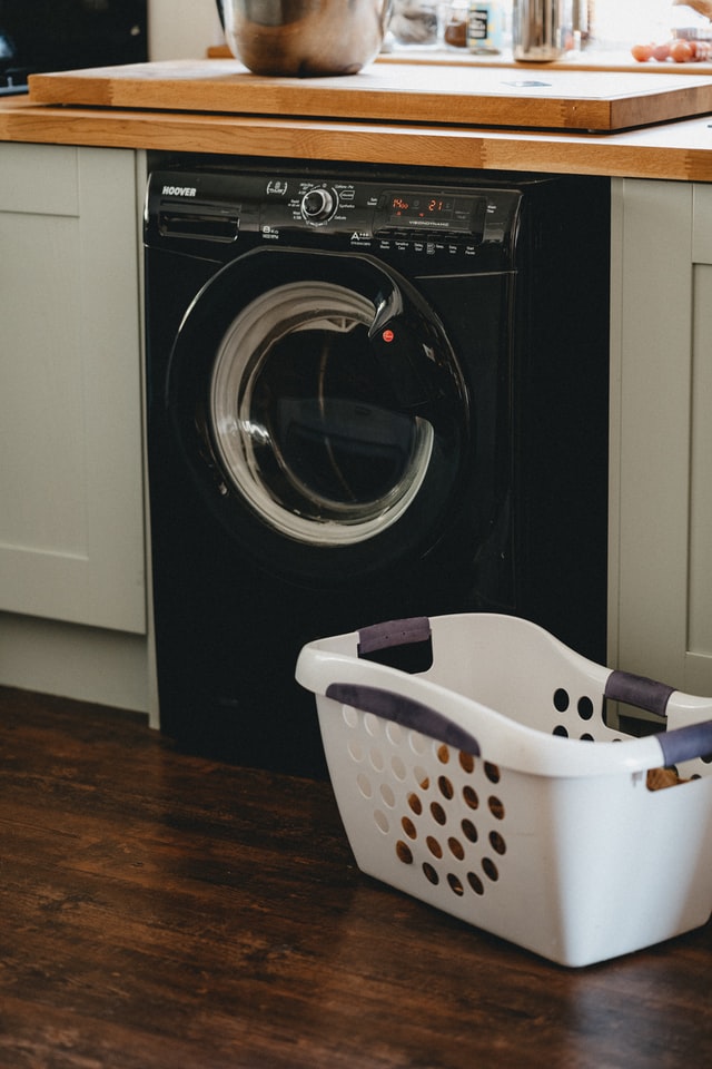 Faut-il VRAIMENT placer une balle de tennis dans son lave-linge ?