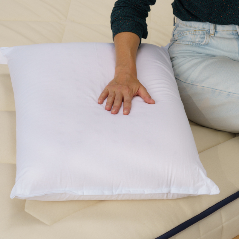 image représentant une main posée sur un oreiller en latex Cosme