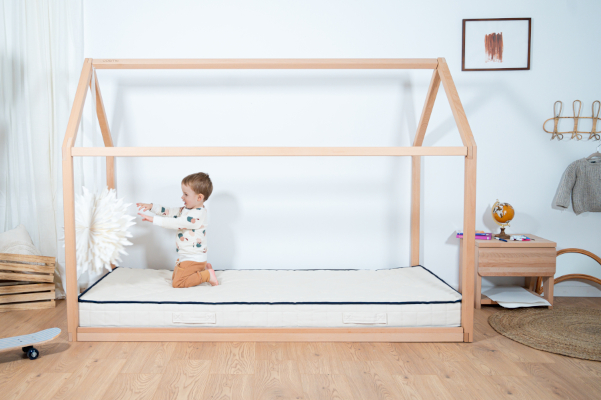 Enfant sur un matelas Le Petit Cosme