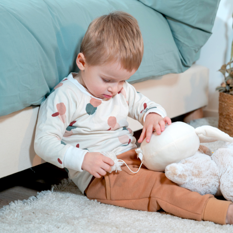 image représentant un enfant entrain de jouer à côté d'un sommier tapissier enfant Cosme