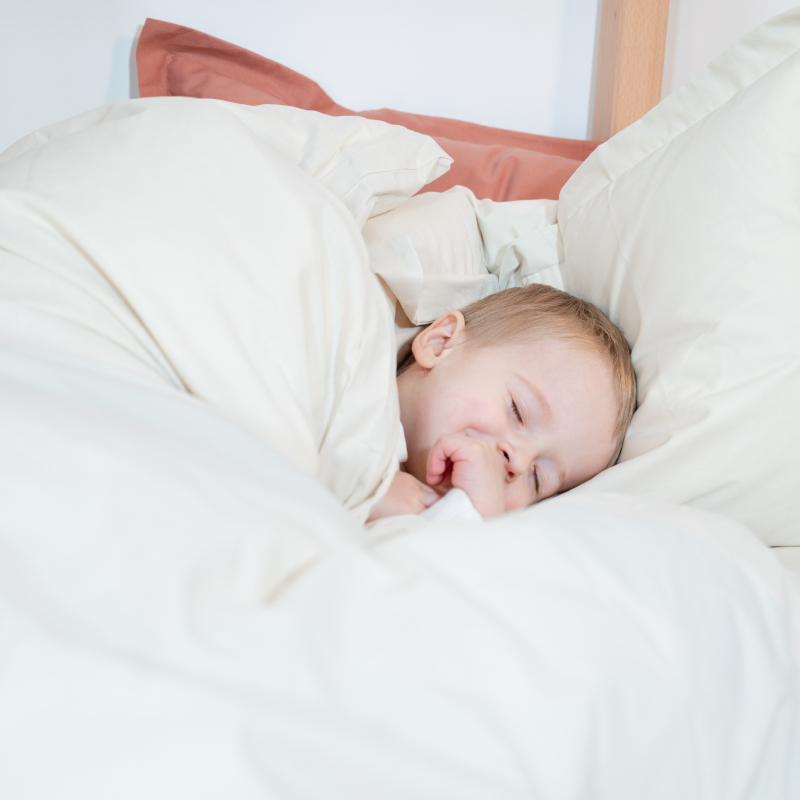 image représentant un enfant sur un lit