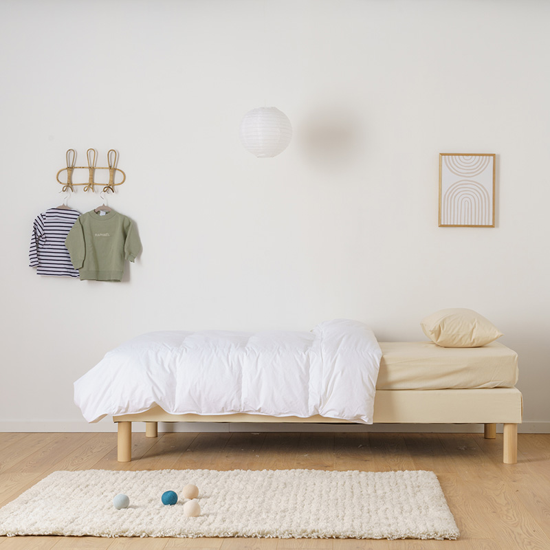 Couette duvet enfant hiver déposée sur un lit enfant