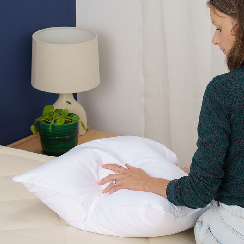 Main pressant l'oreiller duvet moelleux Cosme