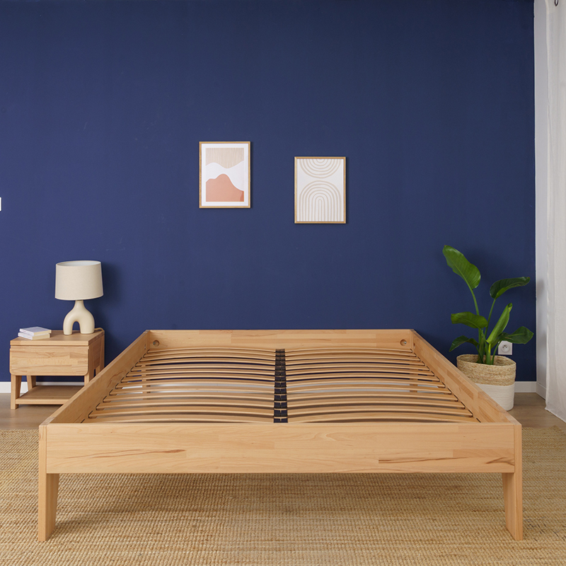 Chambre avec un sommier bois Cosme et la table de chevet bois Cosme