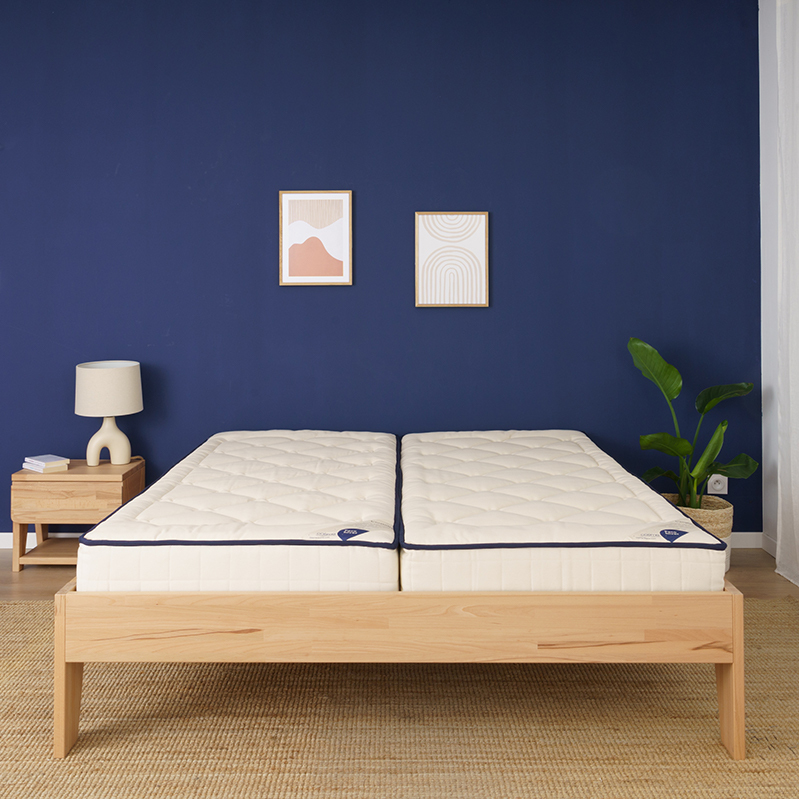 2 matelas naturels 80 x 200 cm installés dans un sommier bois Cosme et table de nuit assortie