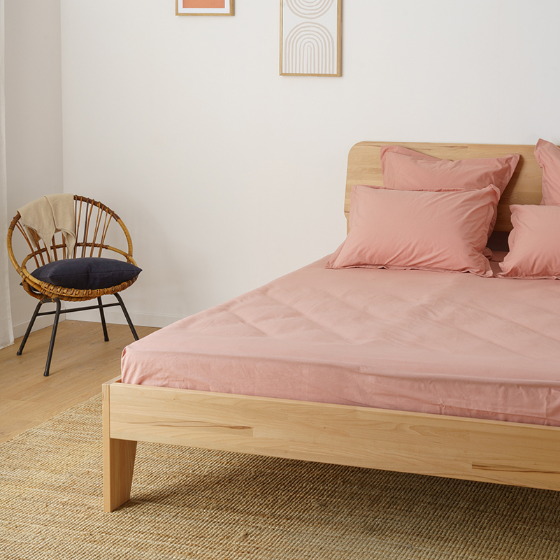 Tête de lit en bois Cosme reliée au sommier bois Cosme recouvert de linge de lit en coton bio