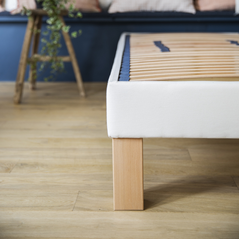 Gros plan sur un pied de lit rectangulaire