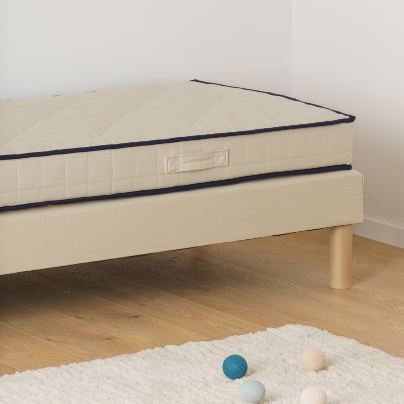 sommier tapissier avec un les pieds cylindriques avec un matelas cosme