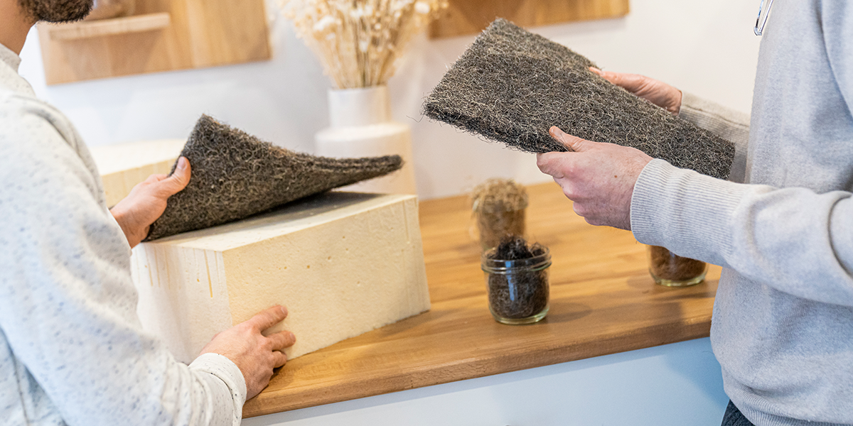 Personnes découvrant les matières naturelles à l'atelier Cosme