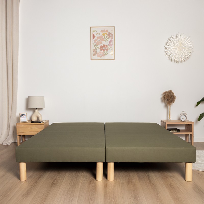 Chambre avec un lit équipé d'un sommier tapissier Cosme.