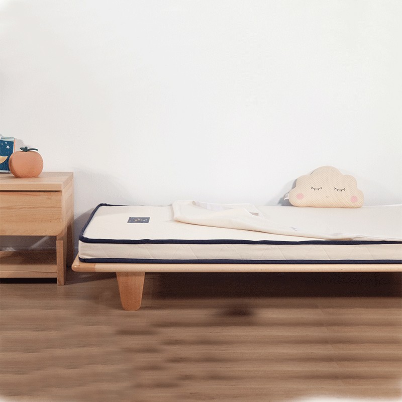 Alèse en coton bio molletonné pour protéger le matelas bébé.