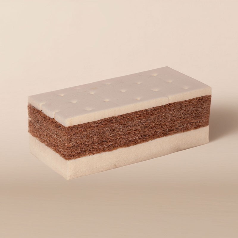 Zoom sur les matières naturelles (latex, coco, laine) d'un matelas bébé Cosme.