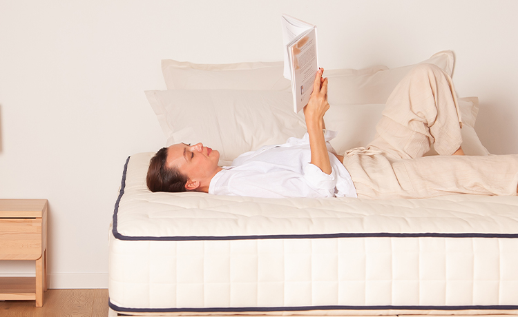 Femme dormant confortablement, illustrant le bon soutien d'un matelas haut de gamme