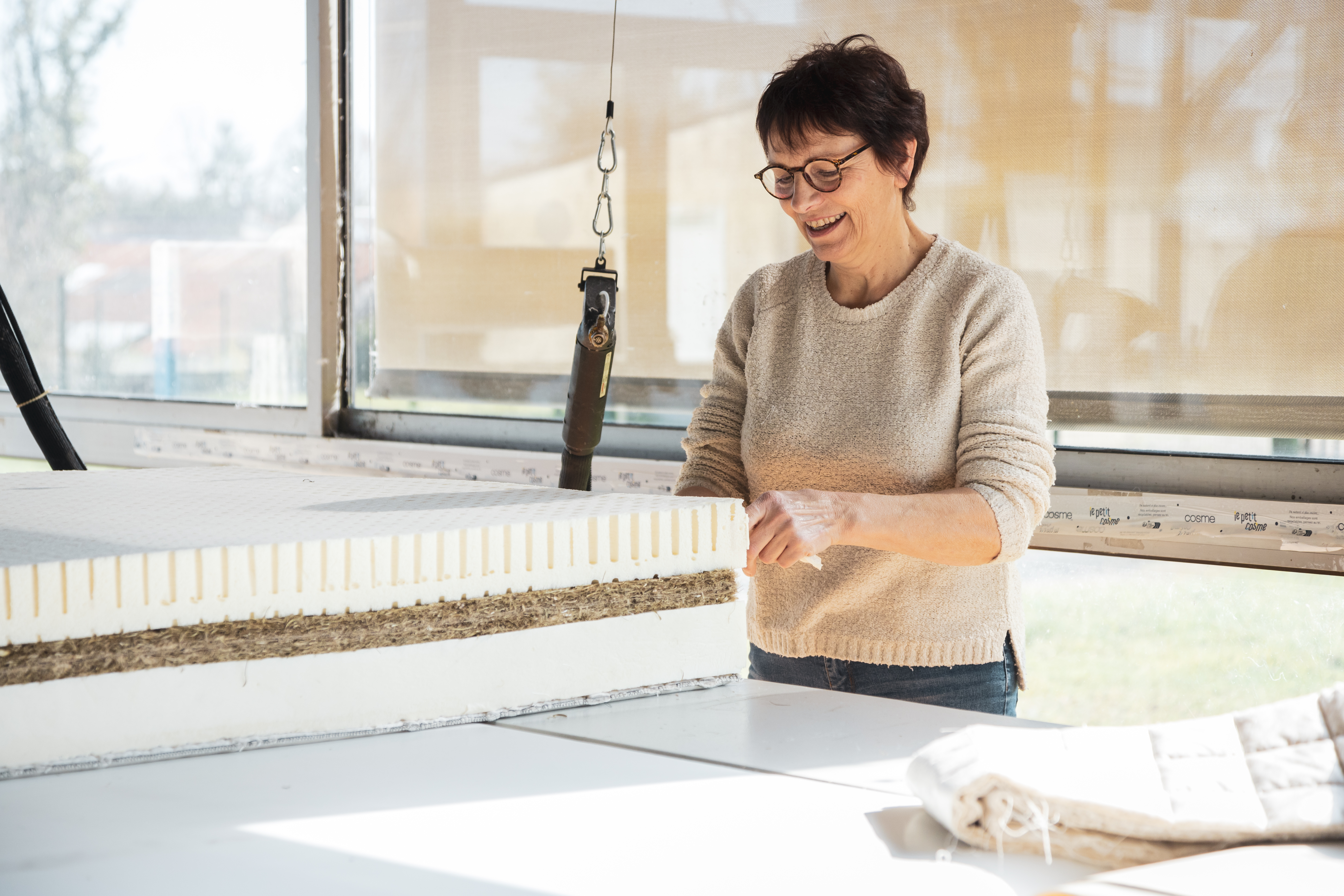 Artisan Cosme fabriquant un matelas naturel sur-mesure dans la Sarthe