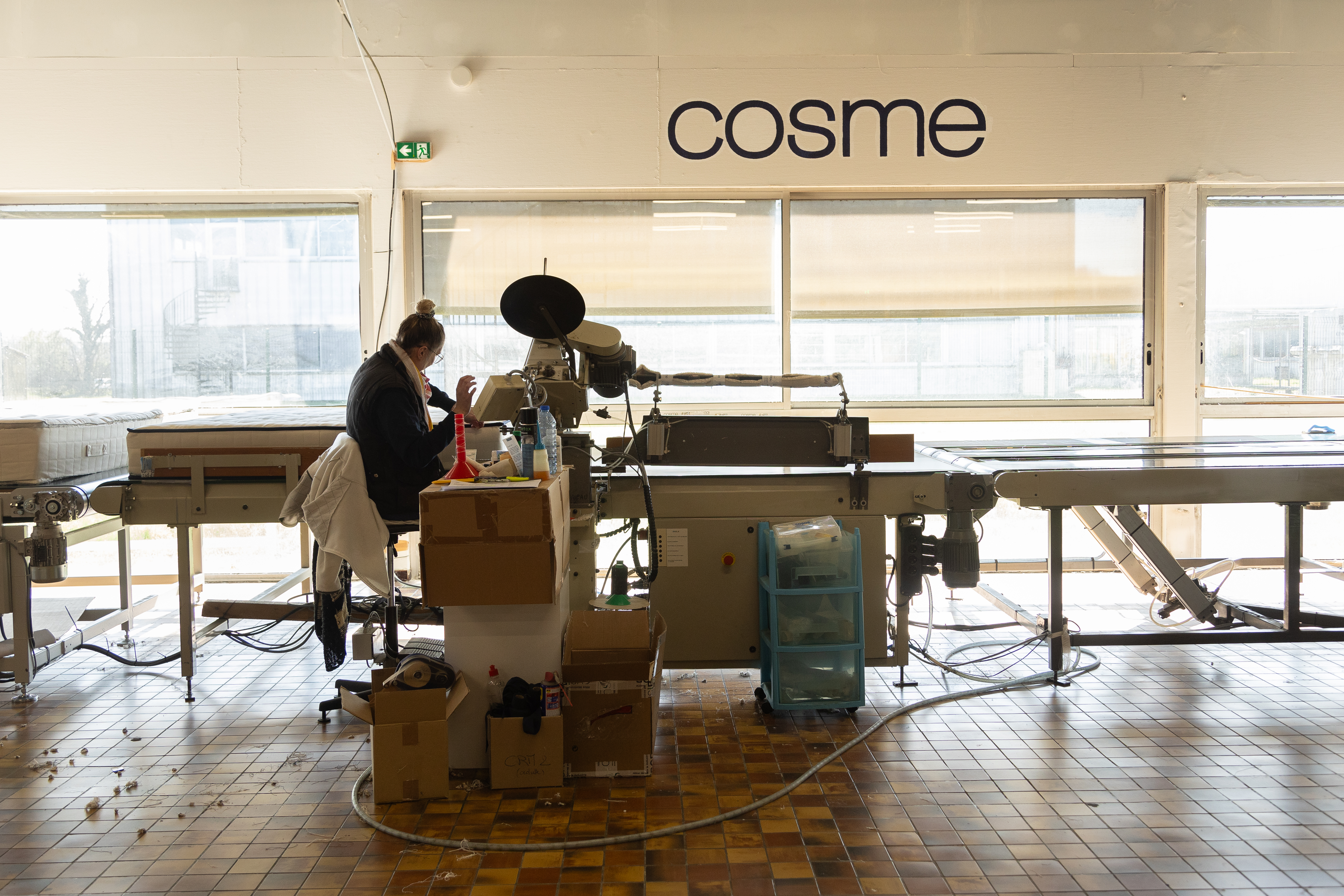 Artisan fabriquant un matelas
