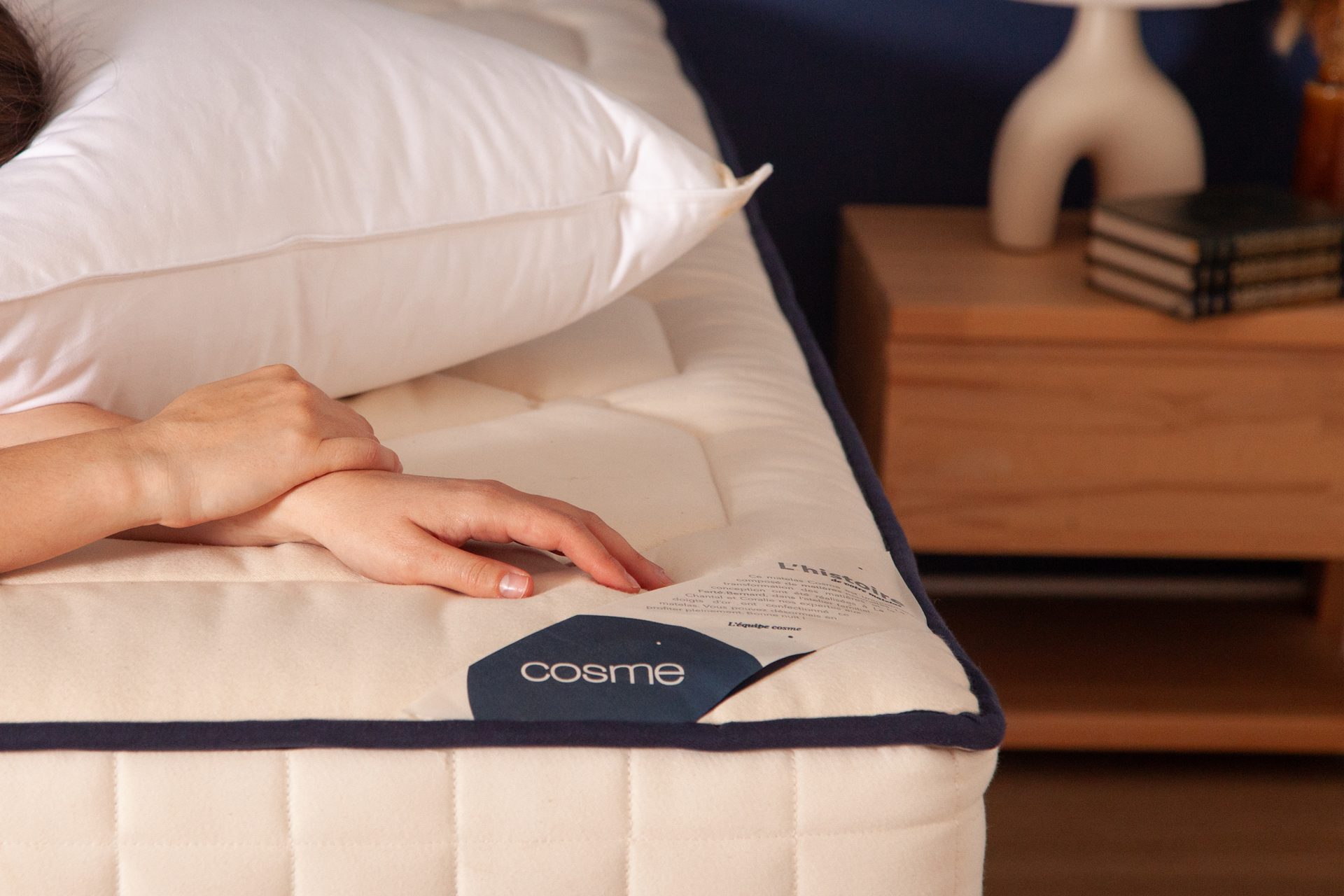 Personne dormant confortablement sur un matelas Cosme